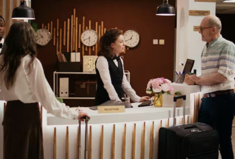 Wczesnym rankiem podsłuchałem, jak mój syn dyktuje swojej żonie hasło do mojego konta oszczędnościowego. Udawałem, że śpię, ale 50 minut później kasjer pokazał im, kto był prawdziwym głupcem.