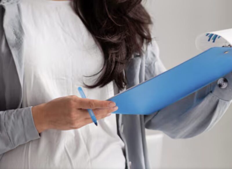Mój mąż zmarł na budowie. Teściowa wprowadziła się do mojego domu i dała mi kartę do kliniki. Sfałszowała dokumenty, żeby zabrać wszystko, a potem kazała mi pozbyć się dziecka. Ale mój prawnik powiedział jej: „To ona jest właścicielką wszystkiego. Wynoś się stąd natychmiast”.