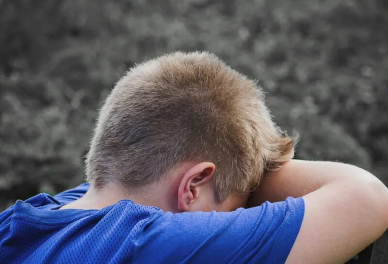 Mój pasierb nie szanuje moich dzieci i robi bałagan w naszym domu, podczas gdy mąż milczy – nauczyłam go dobrych manier